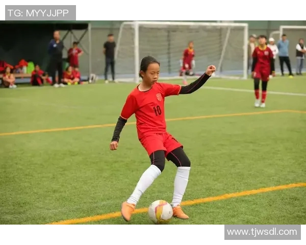 孩子在球场偶遇足球明星恳请签名感动全场的温馨瞬间